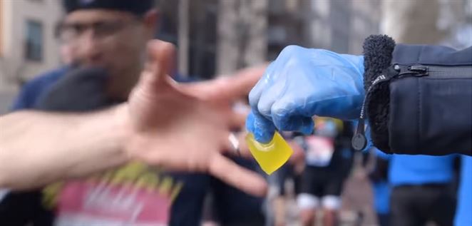 Súťažiaci pili jedlé nápojové kapsule. Londýnsky maratón začal obmedzovať plasty.
