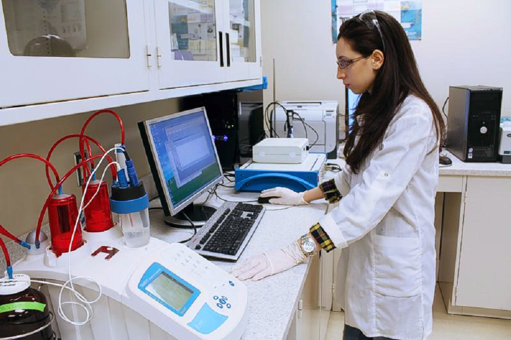 Kanadskí výskumníci vynašli metódu degradácie mikroplastov pri zdroji