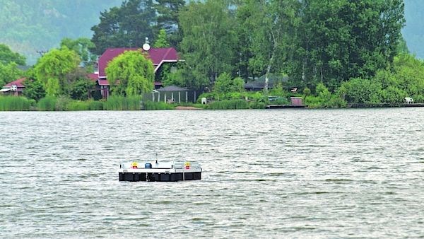 Zbavovanie sa siníc sa uskutočňuje pomocou plávajúcich zariadení s veľkosťou 1 x 1 meter, ktoré pracujú na solárny pohon. Foto: Novinky.cz